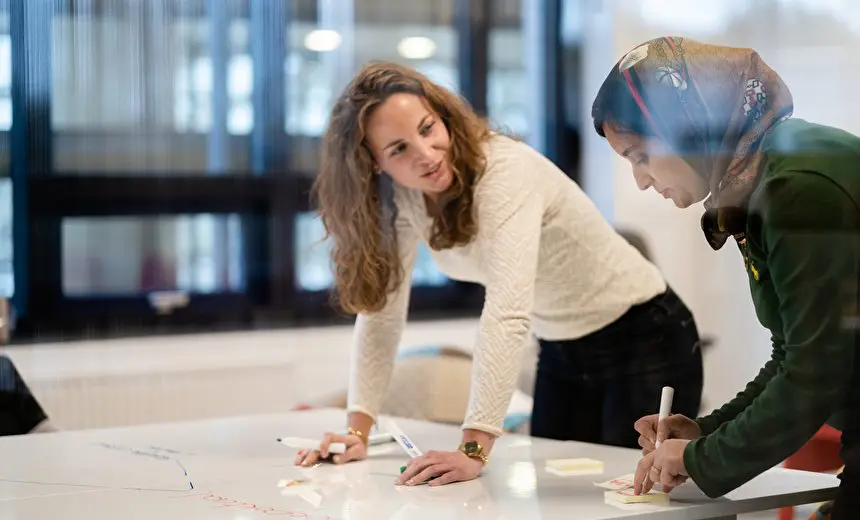 Twee vrouwen aan het brainstormen bij gemeente Meierijstad