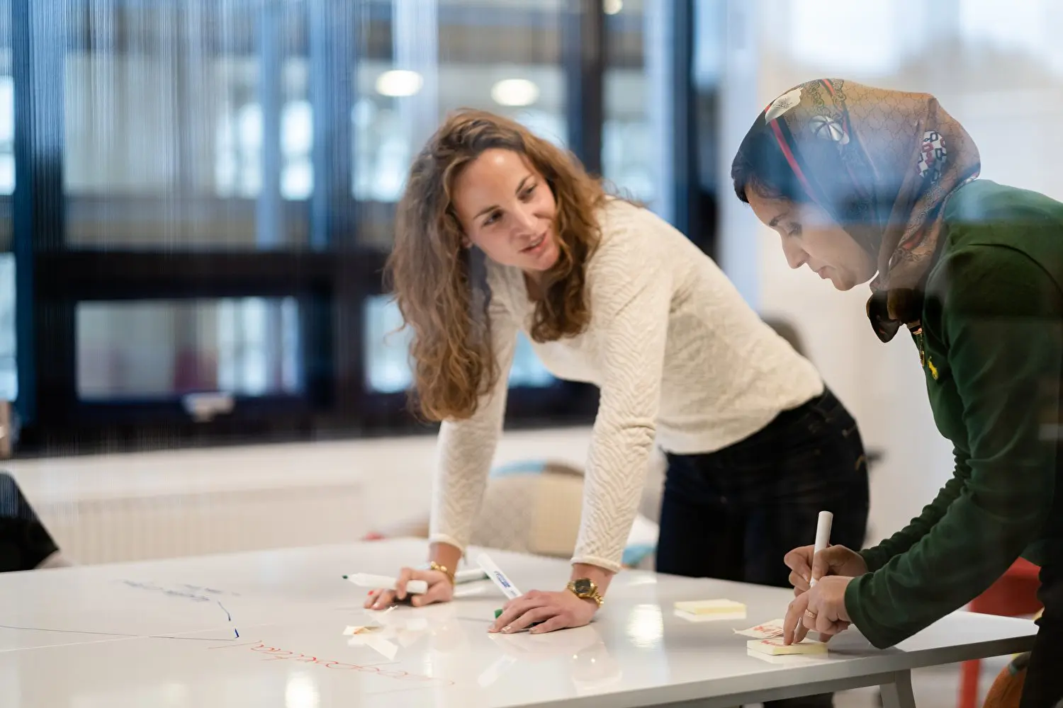 Twee vrouwen aan het brainstormen bij gemeente Meierijstad