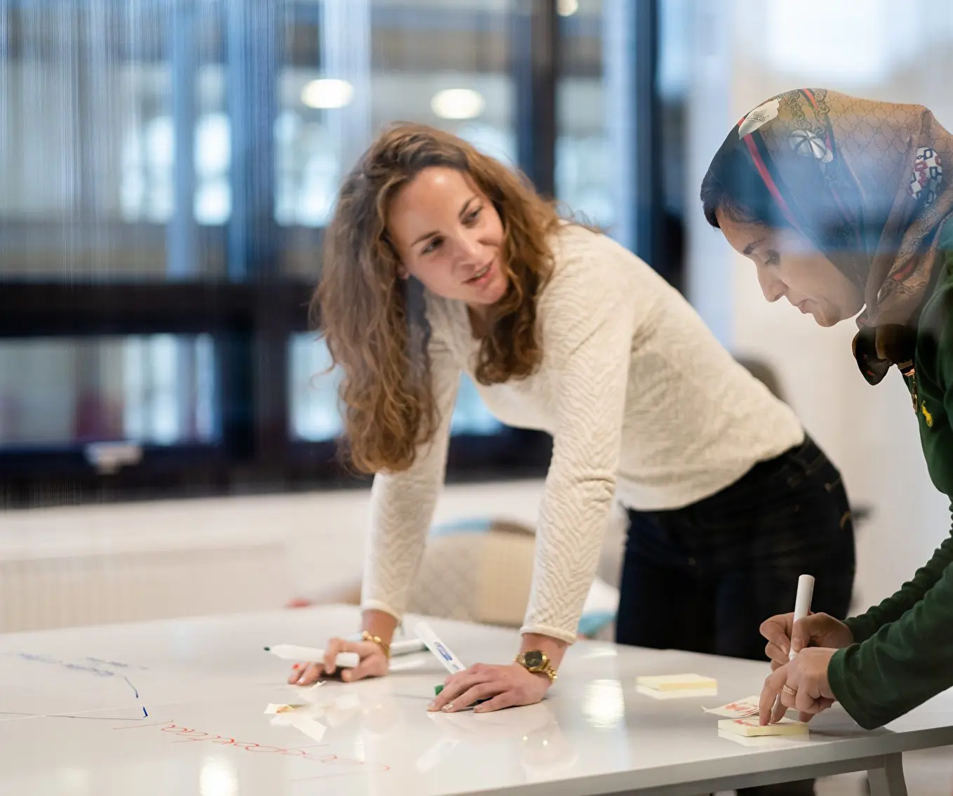 Twee vrouwen aan het brainstormen bij gemeente Meierijstad